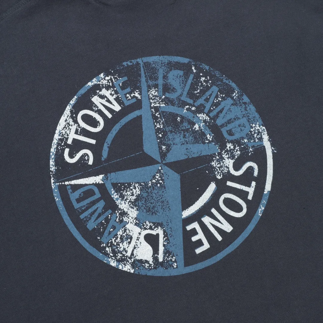 P440 Stone Island 25FW reflective letter round neck sweatshirt is made of high-quality pure cotton fabric, which is not only soft to the touch, without any itch when close to the skin, but also has excellent performance. Moreover, the fabric has been specially treated to be wear-resistant and can still maintain good shape and color after multiple washes. The classic round neck design is simple and elegant, adapting to various face shapes and facial lines. The exquisite stitching on the cuffs and hem demonstrates the brand's ultimate pursuit of details. It is strong and durable and will not easily come off. Size: S-XL